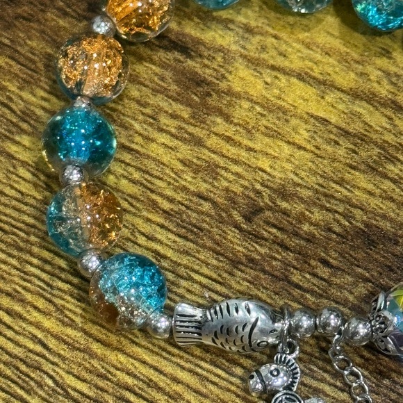 Elegant Beaded Bracelet with Silver Accents - Picture 4 of 4